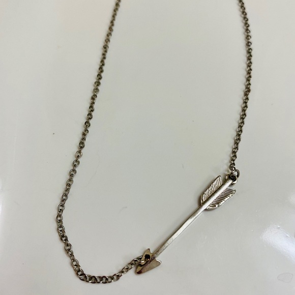 💘 Silver Arrow Necklace 💘 - Picture 7 of 7